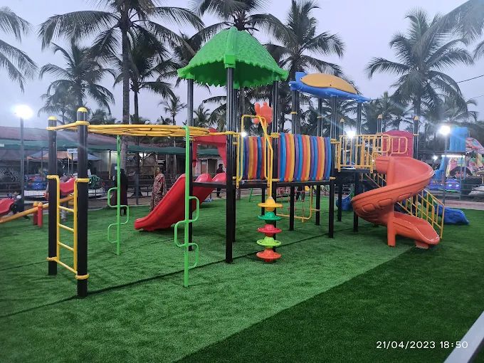 Kerala cuisine at Vayalapra Floating Park